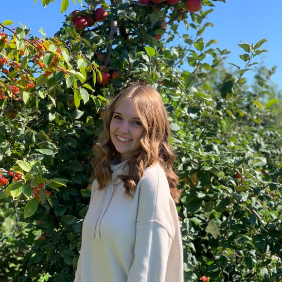 Profile Picture of Sami Geiger (@samgeiger2000) on Poshmark