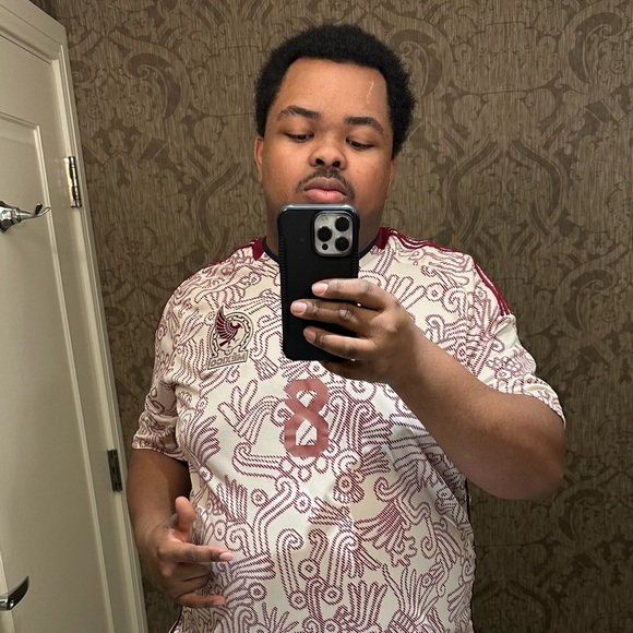 Profile Picture of Trey Edwards (@treyvo96) on Poshmark