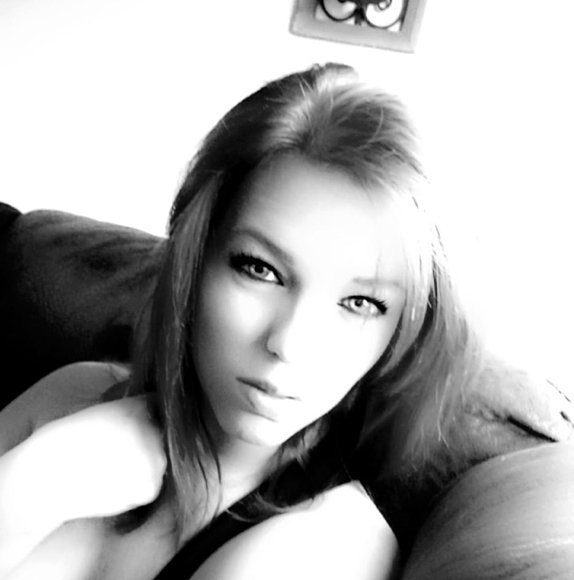 Profile Picture of Danielle Milford (@daniellemilford) on Poshmark