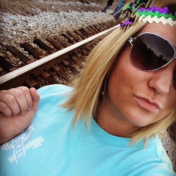 Profile Picture of Carly Shavers (@carlyshae3) on Poshmark
