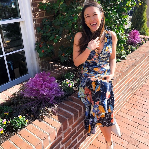 Profile Picture of Weiya Zeng (@weiyaz8272) on Poshmark
