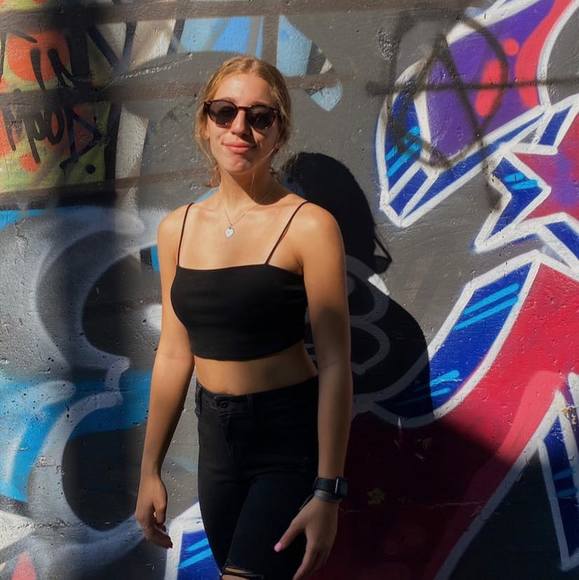 Profile Picture of Vanessa Viveiros (@vanessav416) on Poshmark