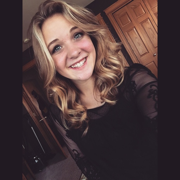 Profile Picture of Sara Sivula (@sarasiv30) on Poshmark