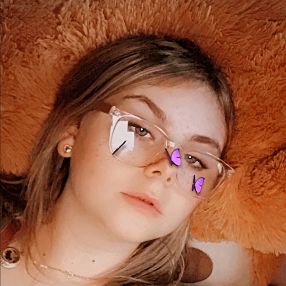 Profile Picture of Andrea Moore (@andreamoore493) on Poshmark