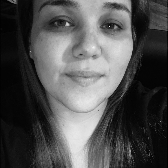 Profile Picture of Vanevanessa Stamey (@v_stamey) on Poshmark