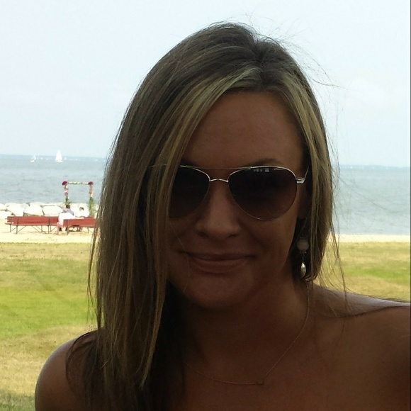 Profile Picture of Kim Lundstrom (@kimlundstrom) on Poshmark