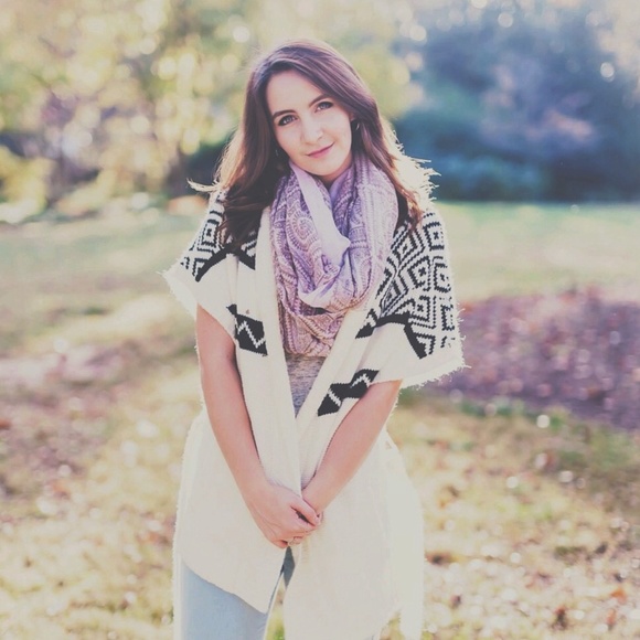 Profile Picture of Addison Thompson (@addiethomp) on Poshmark
