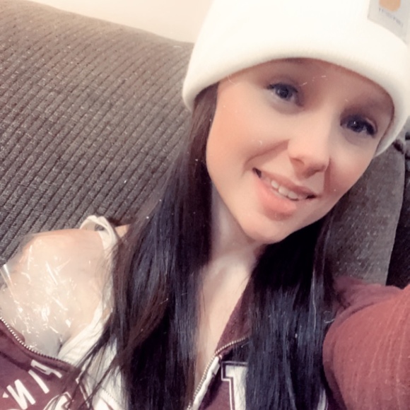 Profile Picture of Ashley Vanostrand (@hirthlerashley) on Poshmark