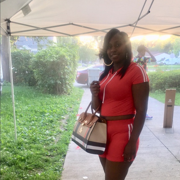 Profile Picture of Robin Scales (@robinscales) on Poshmark