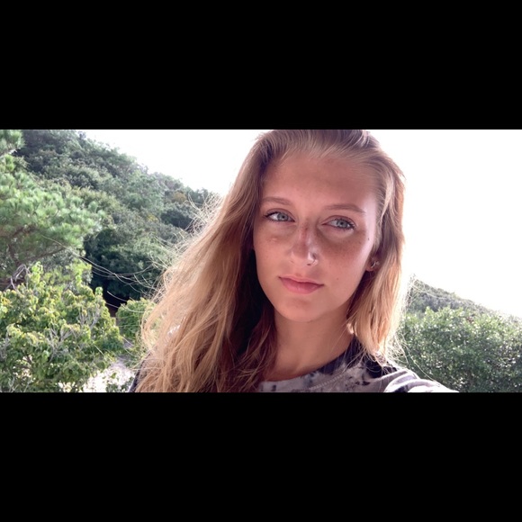 Profile Picture of Lauran Schwerthoffer (@lauransch115) on Poshmark