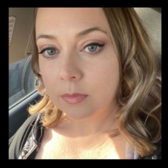 Profile Picture of Marlowe Bloxam (@marlowebloxam) on Poshmark