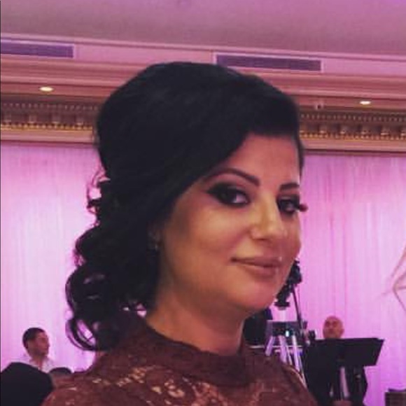 Profile Picture of Araxia Mazmanian (@araxiam) on Poshmark