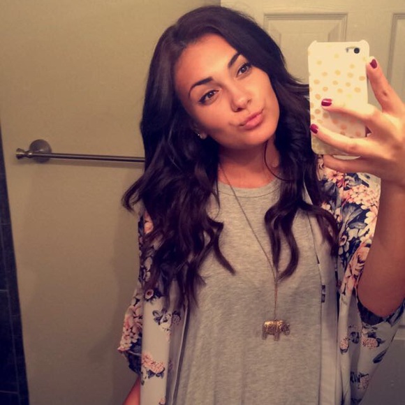 Profile Picture of Jasmine Lomas (@lavivejazzy) on Poshmark