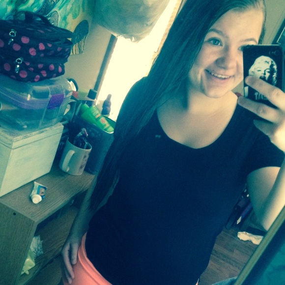 Profile Picture of Chelsey Cravener (@chelsbells22) on Poshmark