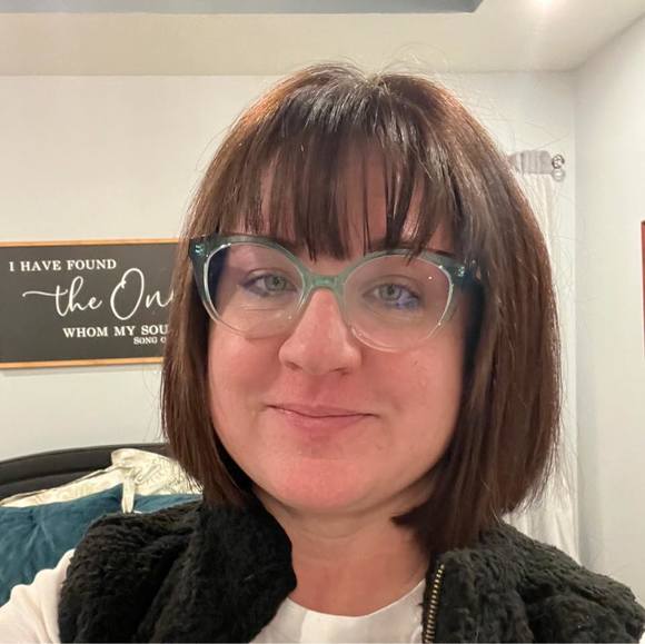 Profile Picture of April Heimes (@aprilheimes) on Poshmark