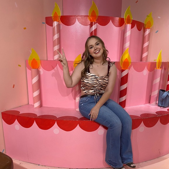 Profile Picture of Caitlin Mullins (@ooocat) on Poshmark