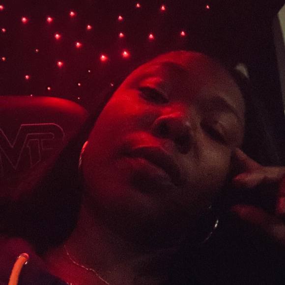 Profile Picture of Jenee' Anderson (@mamanaenae) on Poshmark