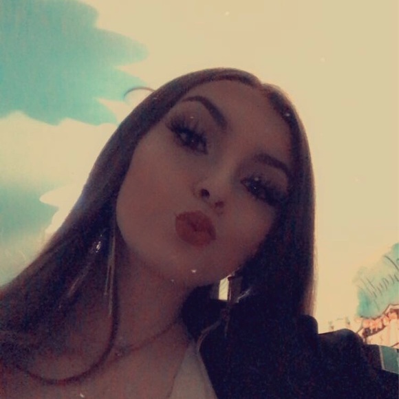 Profile Picture of Natalie Cragan (@nataliecragan) on Poshmark