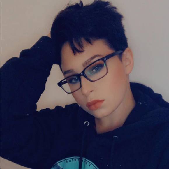 Profile Picture of Anna Rosenau (@annabrosenau) on Poshmark