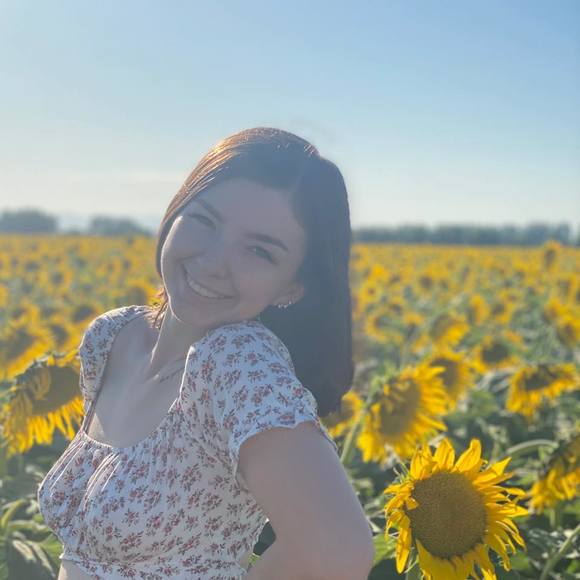 Profile Picture of Shelby Stierwalt (@shelby0220) on Poshmark