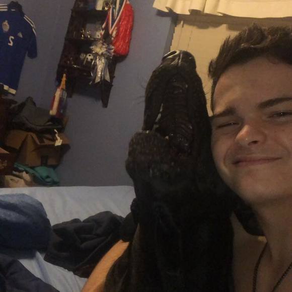 Profile Picture of Daniel Huff (@huffkid58) on Poshmark