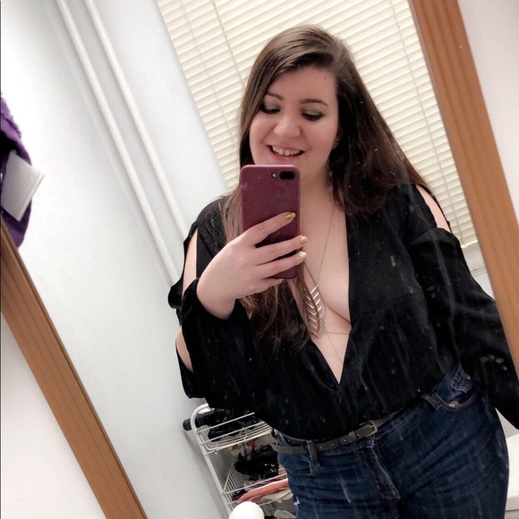 Profile Picture of Devyn Schneider (@devynleighs) on Poshmark