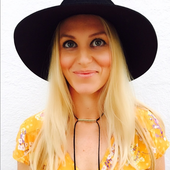 Profile Picture of Kate Ashton (@kateash10) on Poshmark