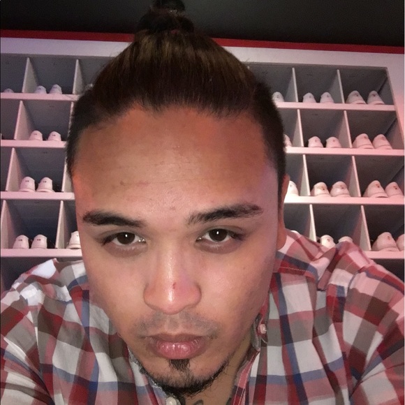Profile Picture of Andrew Dizon (@andrewdi21) on Poshmark