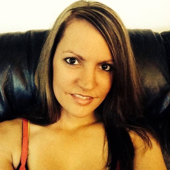 Profile Picture of Kim Leon (@kleon88) on Poshmark