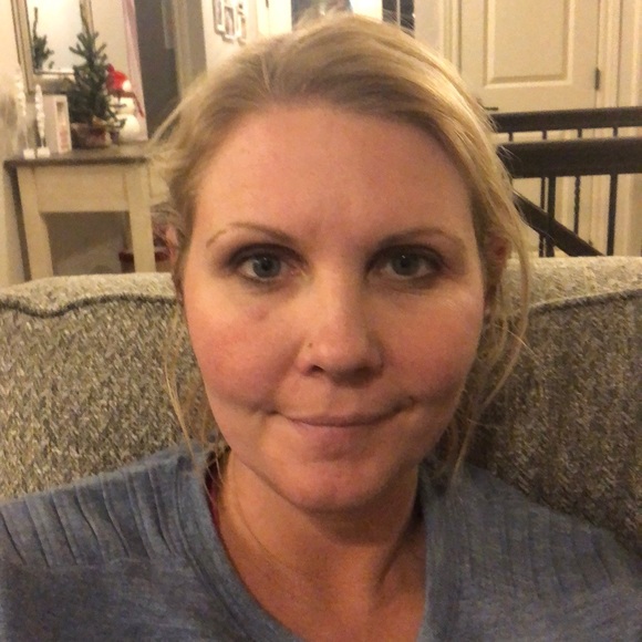 Profile Picture of Danielle Drew (@danielledrew82) on Poshmark