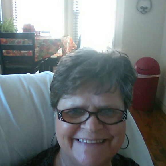 Profile Picture of Emmer Okelley (@emmer1211) on Poshmark