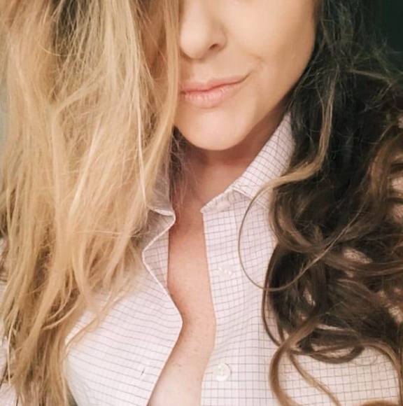 Profile Picture of Sharon Leigh (@sharonleigh969) on Poshmark