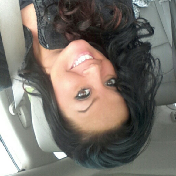 Profile Picture of Carlie Mutzfeld (@carliebrooka10) on Poshmark