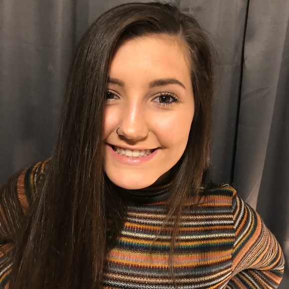 Profile Picture of Raegan Earnhardt (@raeganearnhardt) on Poshmark