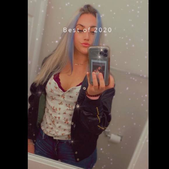 Profile Picture of Morgan Bailey (@morgannbailey16) on Poshmark