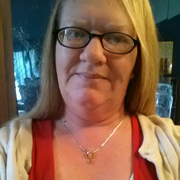 Profile Picture of Cindy Vanness (@msscee) on Poshmark