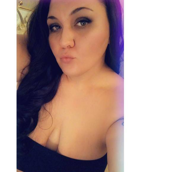 Profile Picture of Jillian Dopp (@jewels818) on Poshmark