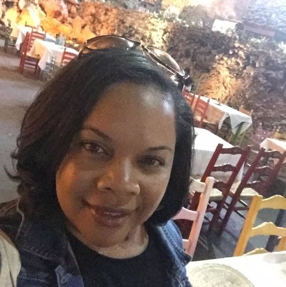 Profile Picture of Danielle Banner (@danielle_banner) on Poshmark