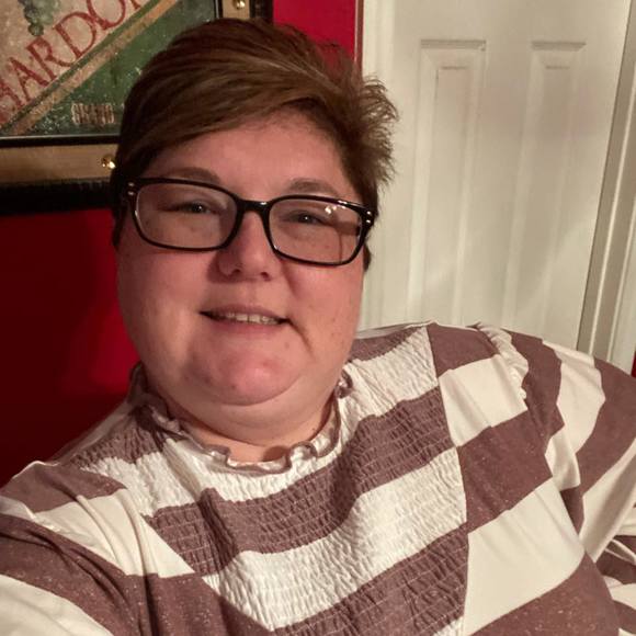 Profile Picture of Leah Blankenship (@leahgwen2000) on Poshmark