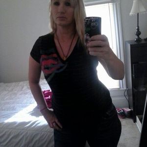 Profile Picture of Laura Hardin (@happynow68) on Myspace