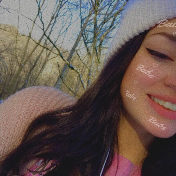 Profile Picture of Alesha Clonce (@aleshaclonce) on Poshmark