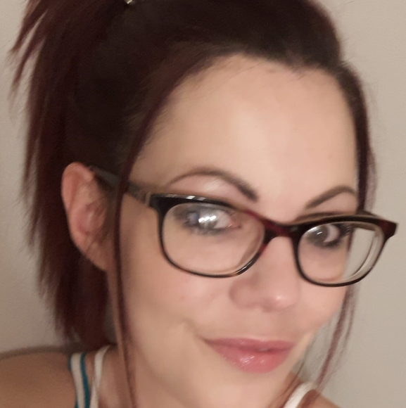 Profile Picture of Shannon Foster (@shannonmorray) on Poshmark