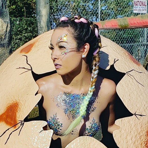 Profile Picture of Caroline Feldner (@curalinerose) on Poshmark