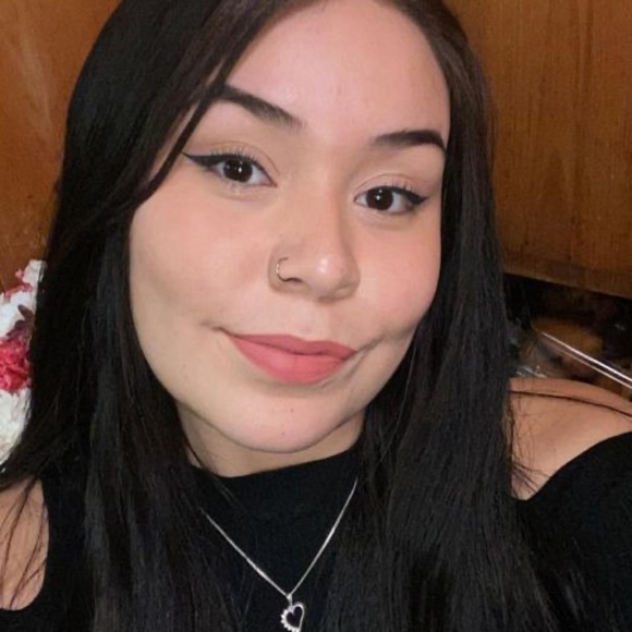 Profile Picture of Tiffany Pootlass (@tiffanypootlass) on Poshmark