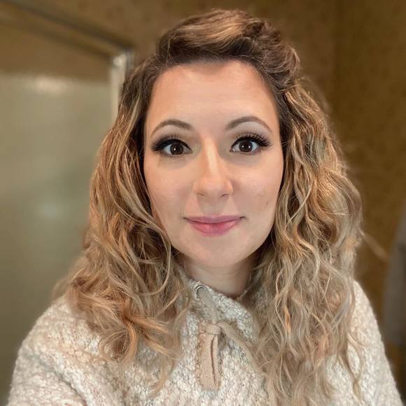 Profile Picture of Amanda Fickley (@afickley) on Poshmark