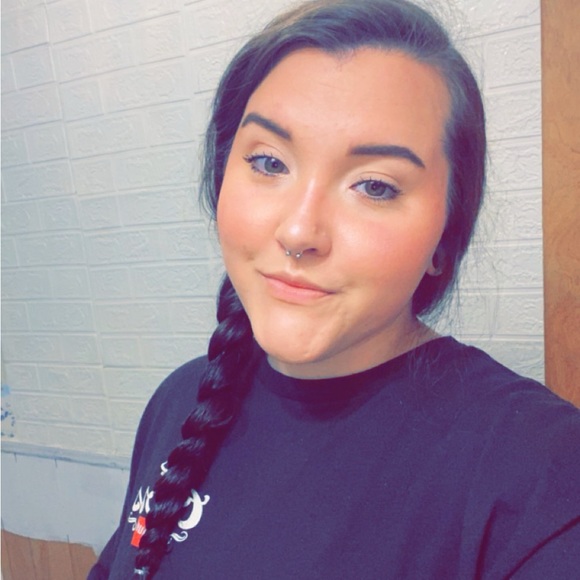 Brianna Lindsey - Poshmark Profile Picture of Brianna Lindsey (@bumblee_briii) on Poshmark