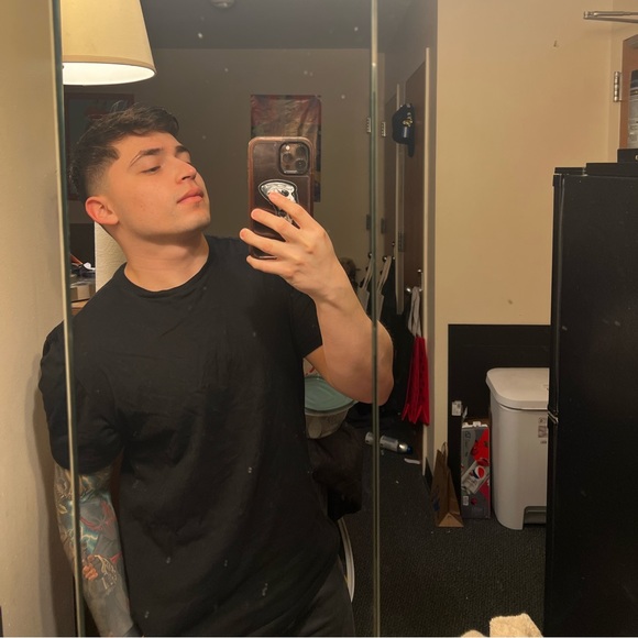 Profile Picture of Edward Fuentes (@sprodoo) on Poshmark