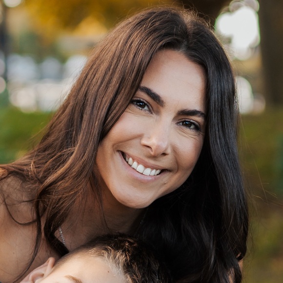 Profile Picture of Samantha Mantello (@s_piscione) on Poshmark