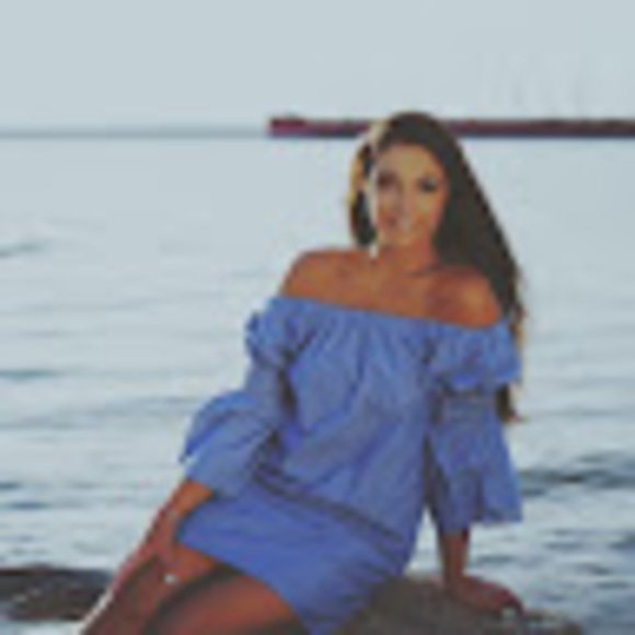 Profile Picture of Paige Marchand (@paigemarchand22) on Poshmark