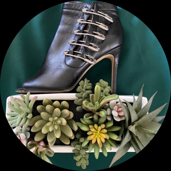 Profile Picture of Lorin Wilken (@begreenchic) on Poshmark